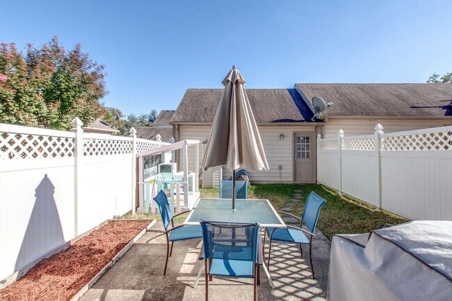 Building Photo - Spacious 3BR/2.5BA Duplex in South Nashville | Pet Friendly | Prime 37211 Location Near Dining & ...