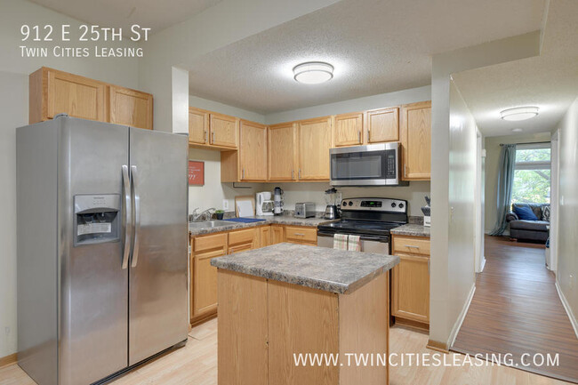 Building Photo - Updated 3 bed, 1 bath Apartment - With on-...