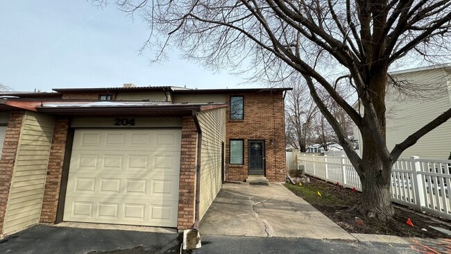 Building Photo - Beautiful town home in Centerville! 3 bedr...