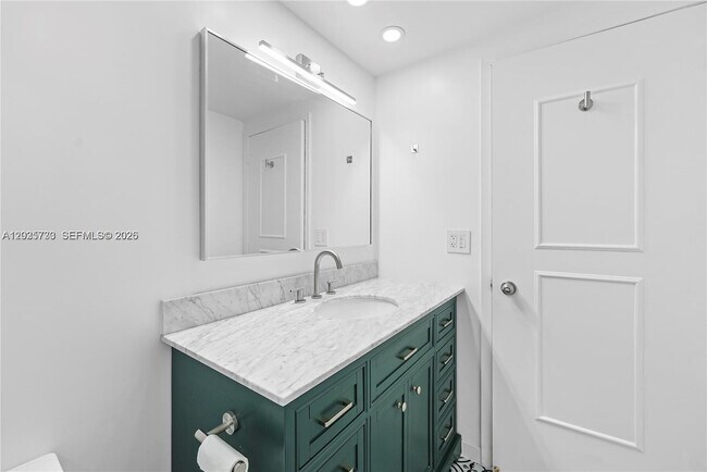 Building Photo - 2500 Parkview Dr