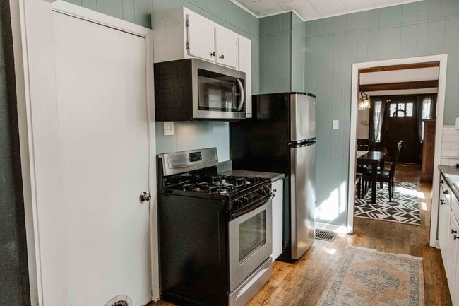 Building Photo - Charming 3 Bedroom Home with Hardwood Floo...