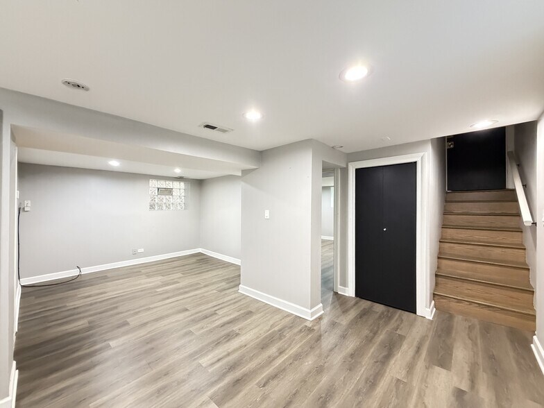 Building Photo - 2617 W Rascher Ave