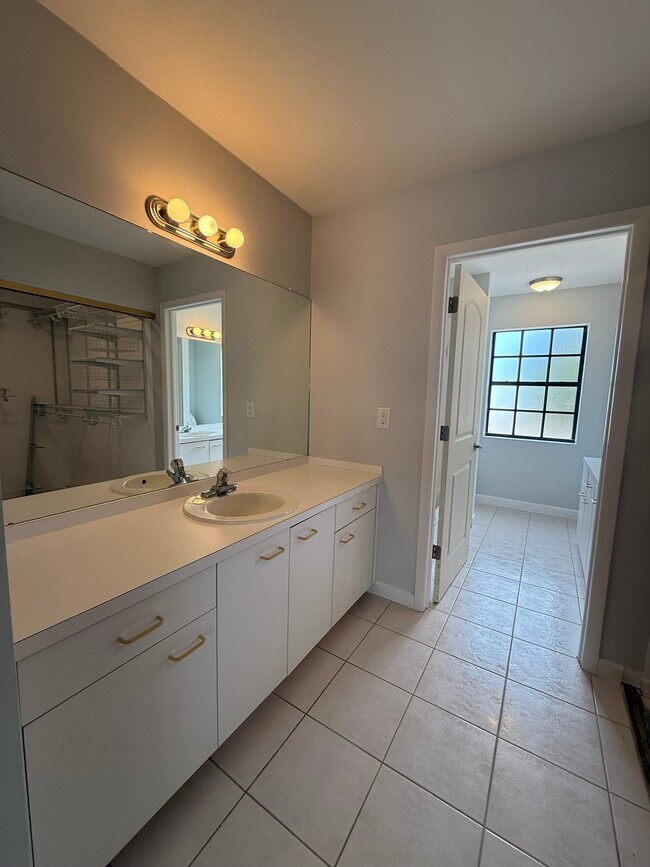 Building Photo - 1070 Sanibel Ct