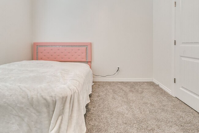 Building Photo - 3 Bed, 2 Bath Home with Bonus Office and  ...