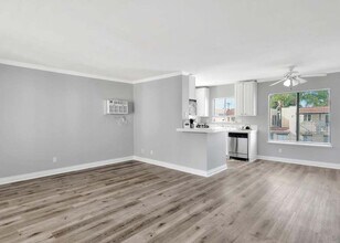 Building Photo - 732 E Lexington Ave