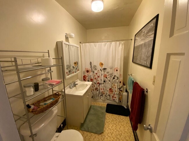 Building Photo - MONTE VISTA  NORTH/UNM 3 Bedroom 1 Bath