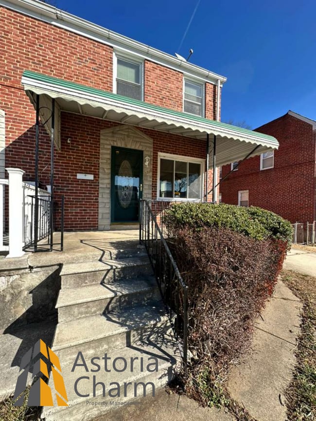 Building Photo - 3 Bedroom Home with Finished Basement, Parking, and Fenced Yard