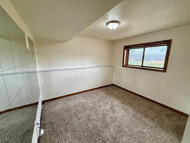 Building Photo - Large 4 Bedroom/2 Bath Bi-Level Home with ...