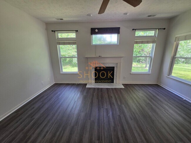 Building Photo - 3 BR Lindberg Village