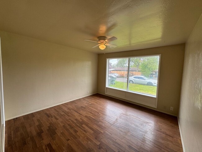 Building Photo - 2 Bedroom Home Located In SE Eugene Neighborhood