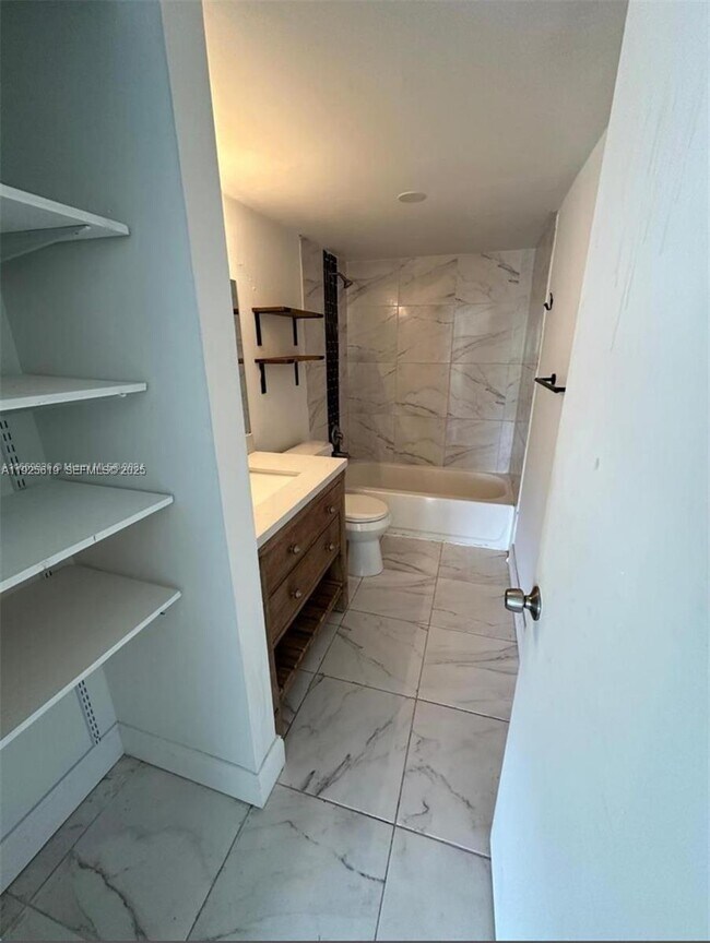 Building Photo - 4164 Inverrary Dr