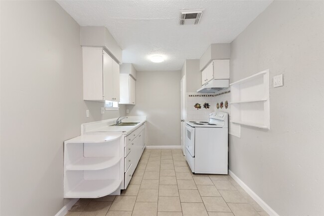 Building Photo - 743 Deercrest St