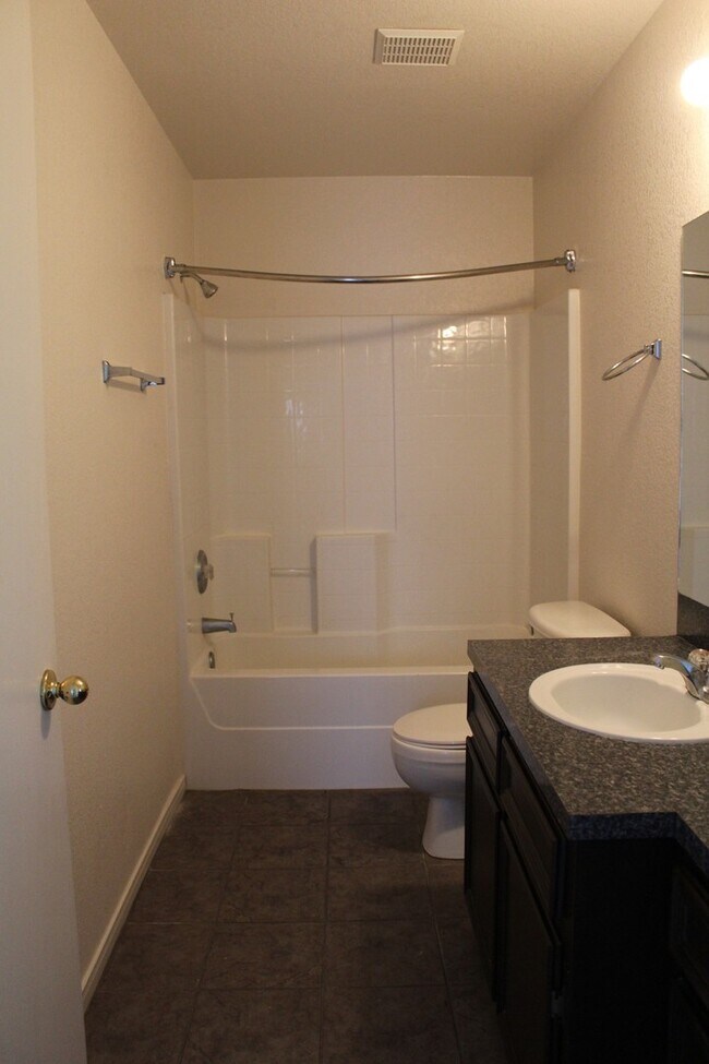 Building Photo - 406 Primrose Dr