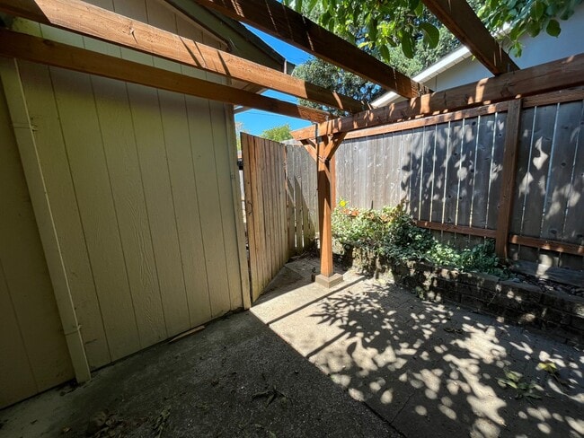 Building Photo - This Adorable 3 Bed / 2.5 Bath Ranch Style Homes Offers A Large Backyard and Beautiful Natural Li...