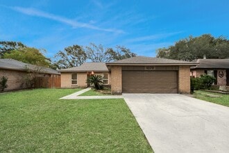 Building Photo - 10711 Forest Leaf Dr