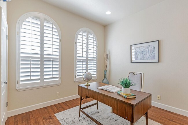 Building Photo - Luxury Living in The Bridges Golf Course C...
