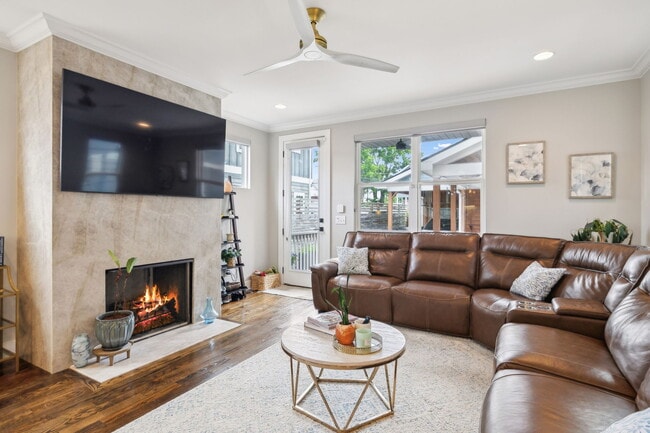 Building Photo - 6216B California Ave