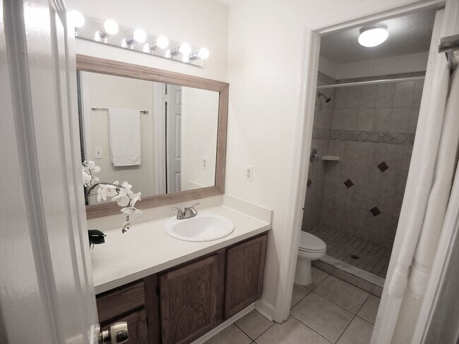 Building Photo - Beautiful 1/1 wood floor condo for rent in...