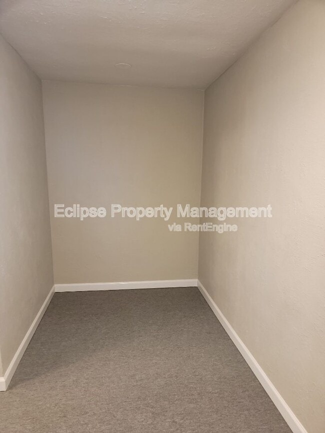 Building Photo - 805 3rd St