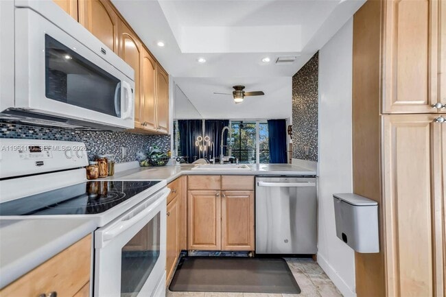 Building Photo - 120 Royal Pk Dr