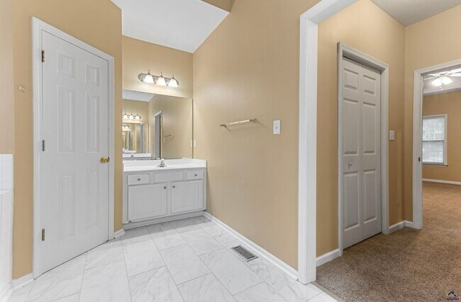 Building Photo - 541 Edgefield Way