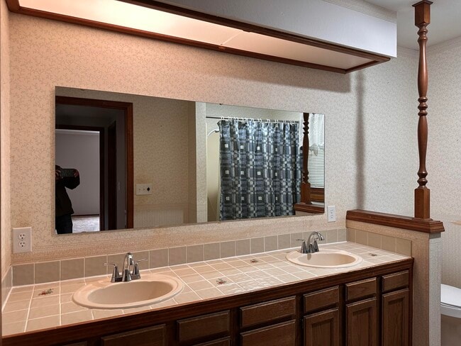 Building Photo - 216 Day Dr