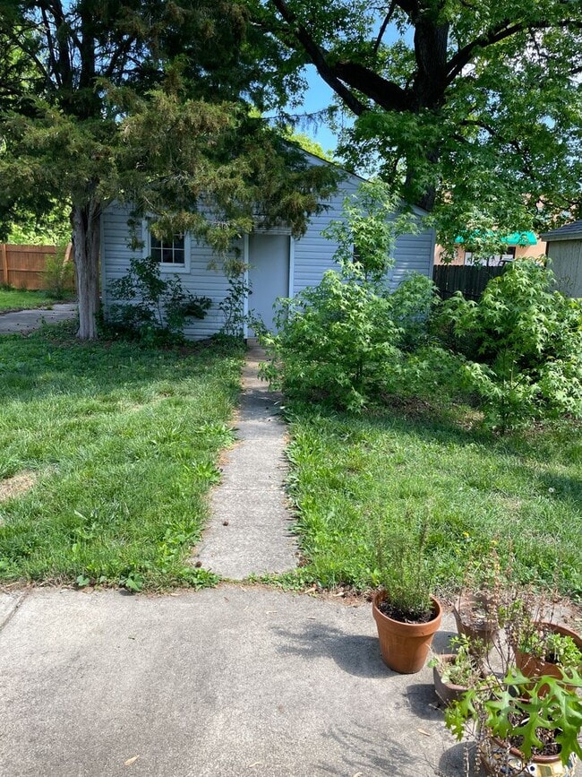 Building Photo - Single Family Home w/Large Garage & Fence ...