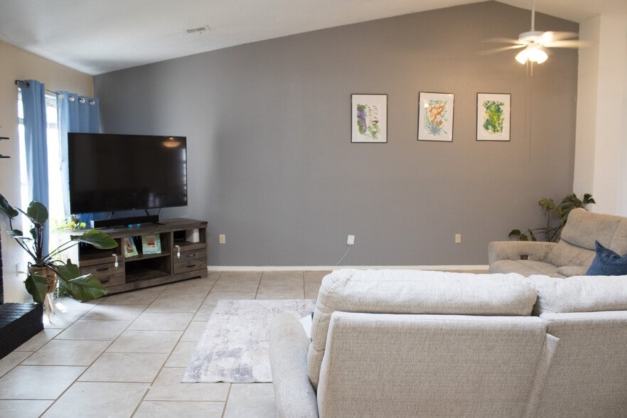 Building Photo - 4715 NE Bell Ave