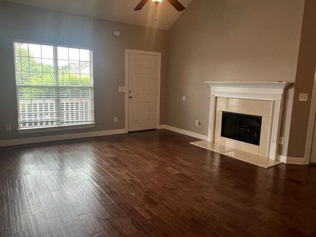Building Photo - Spacious 3BR Home with Bonus Room in Prime...