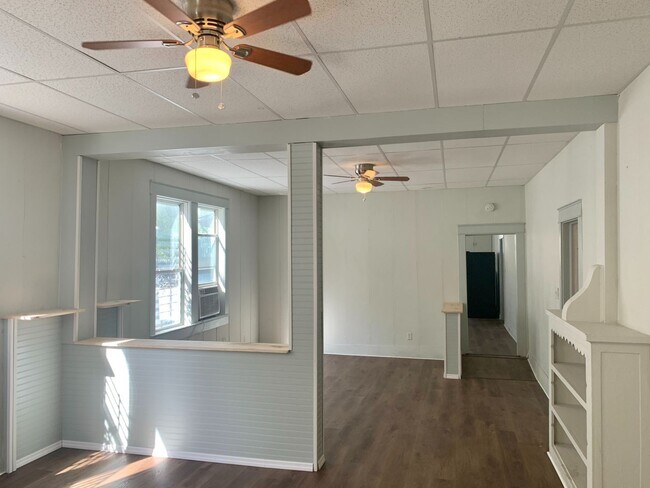 Building Photo - SPACIOUS 3 BEDROOM 1.5 BATHROOM APARTMENT ...