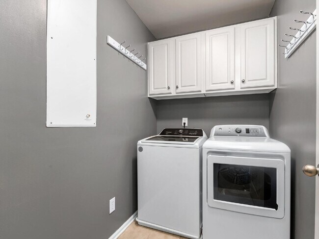 Building Photo - Cutters Spring-Providence Park!