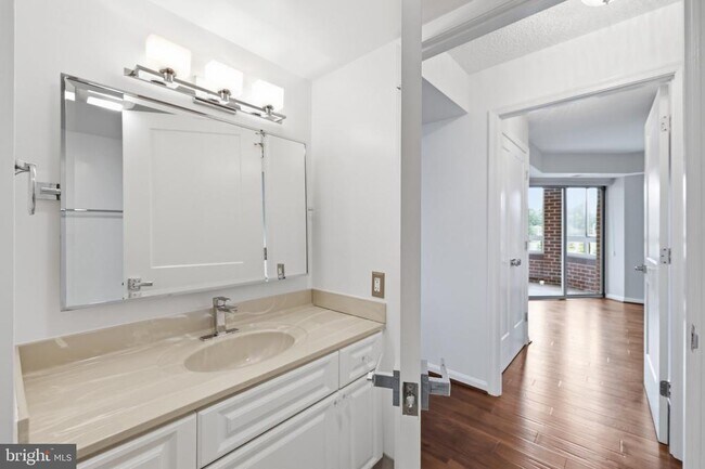 Building Photo - 2121 Jamieson Ave