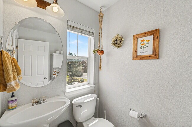 Building Photo - "Discover Your Dream Home: Spacious 3-Bedroom Townhouse in Scenic Castle Rock!"
