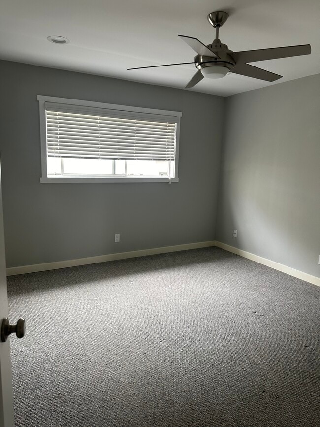 Building Photo - 732 9th St