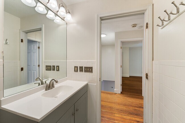 Building Photo - 71 Benefit St