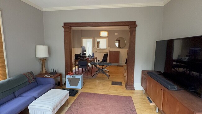 Building Photo - Charming 4-Bed Home with Granite Touches & Hardwood Elegance in Minneapolis!