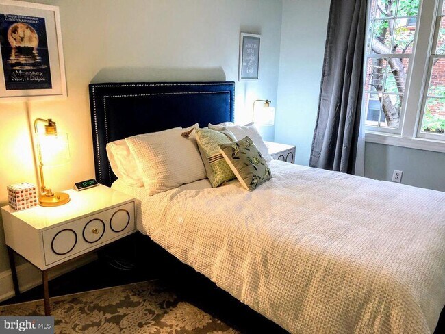 Building Photo - 106 7th St SE