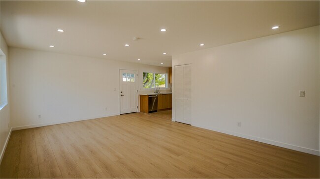Building Photo - 130 W 59th Pl