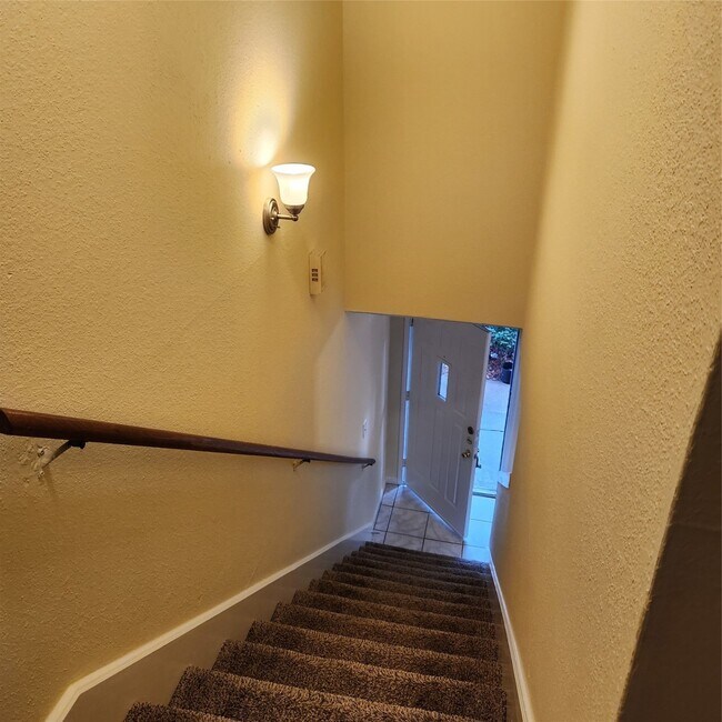 Building Photo - 10013 Spring Pl Dr