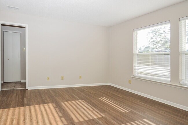 Building Photo - 1918 Dutch Elm Dr