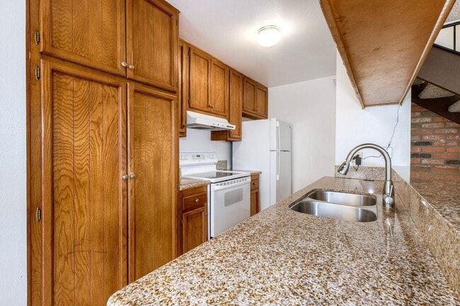 Building Photo - Santee Townhome Two Weeks FREE  2/1 Prime Location