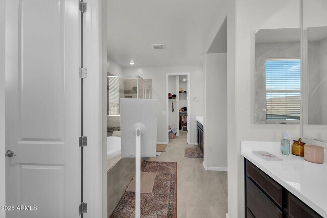 Building Photo - 9418 E Theia Dr