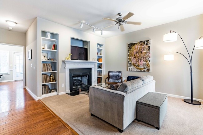 Building Photo - 2 Bedroom + Loft Townhome in Prime Raleigh...