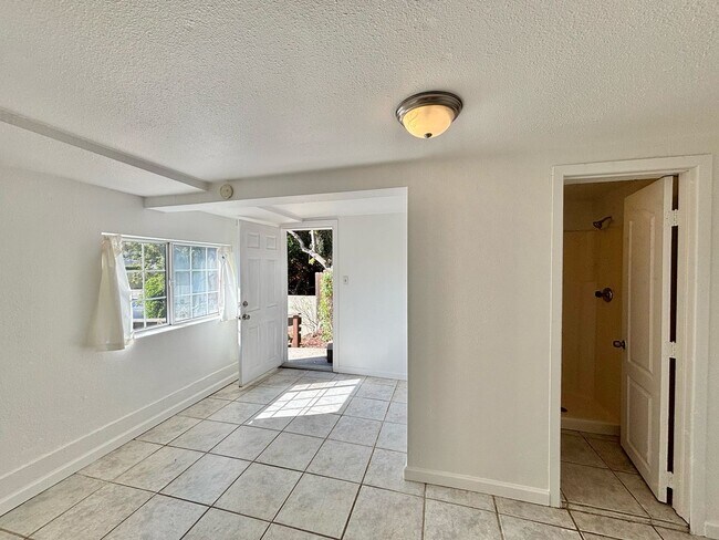 Building Photo - Serene 3bed /2 Bath Craftsman in Heart of ...