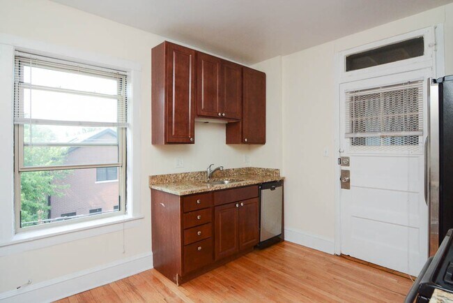 Building Photo - 2115 W Ainslie