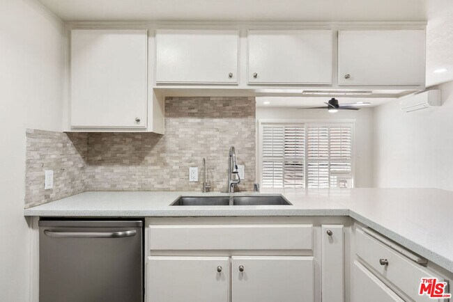 Building Photo - 327 Chestnut Ave