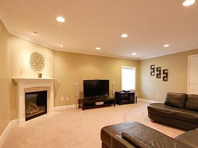 Building Photo - Spacious home with 5 bedrooms and 3 full b...