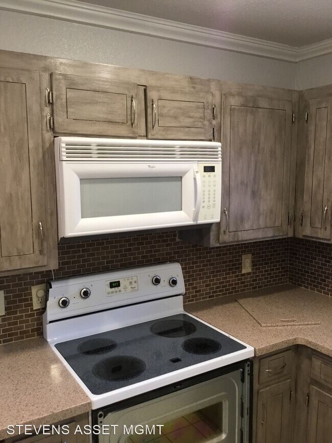 Building Photo - 2 br, 1.5 bath House - 3352 Eastwood Dr.