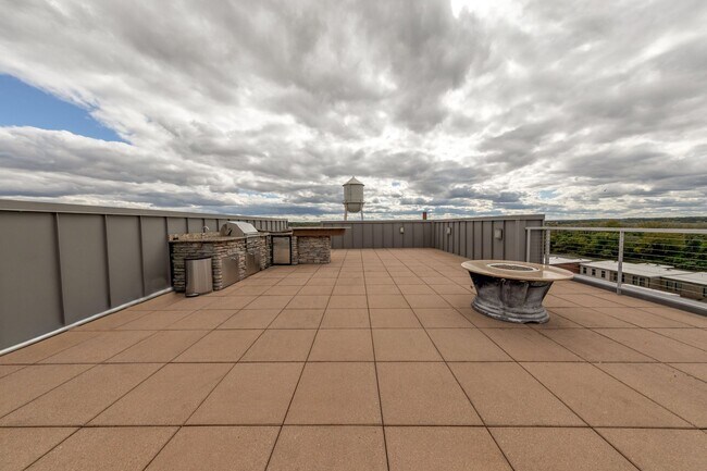 Building Photo - 210 Rocketts Way
