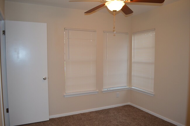 Building Photo - Nicely updated single story 4/2 Ready for ...